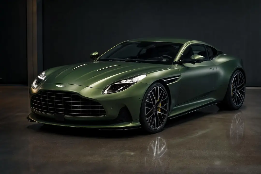 Aston Martin DB12 — кадр 1