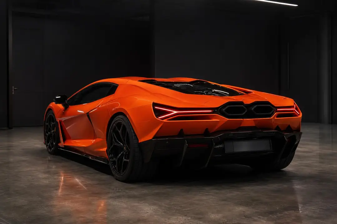 Lamborghini Revuelto — кадр 2
