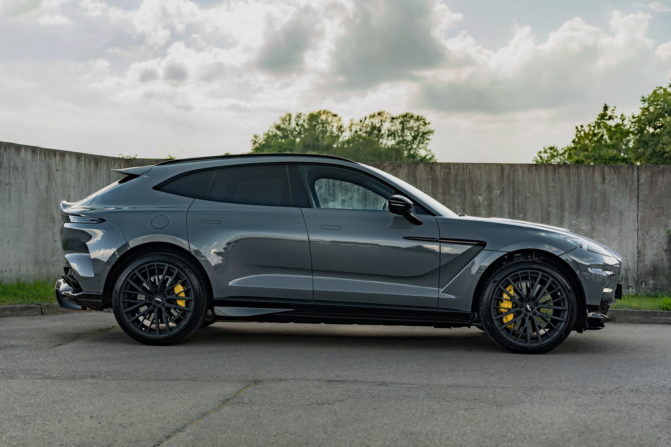 Aston Martin DBX — история проекта