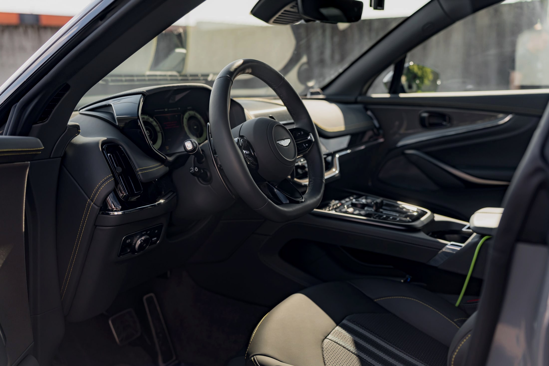 Aston Martin DBX — глава III, Долгая защита