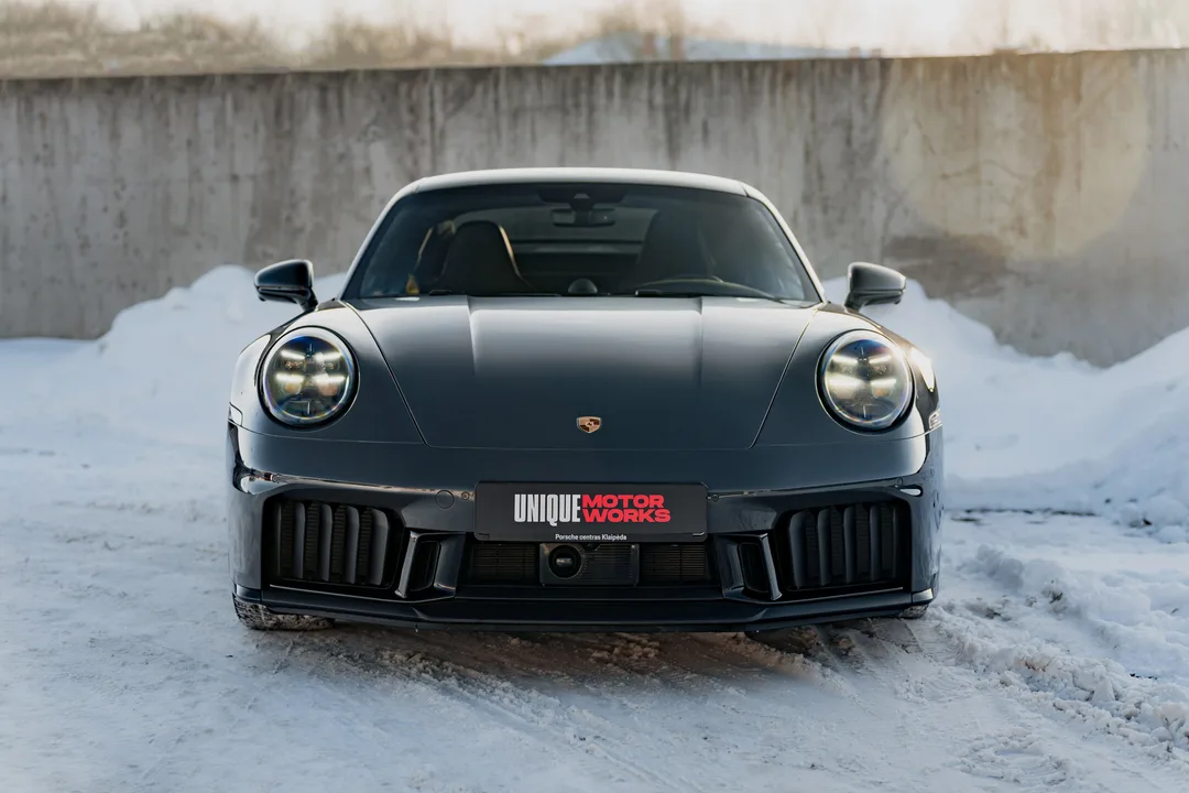 Porsche 911 Carrera 4 GTS Coupe — кадр 1
